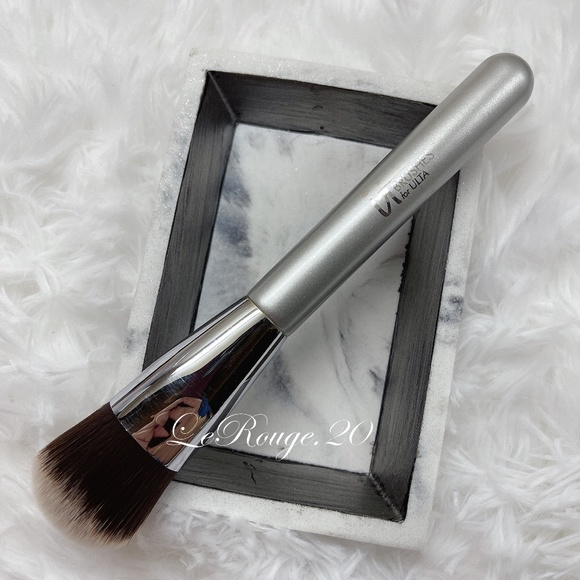 it cosmetics Makeup It Cosmetics 6 Airbrush Foundation Brush Poshmark